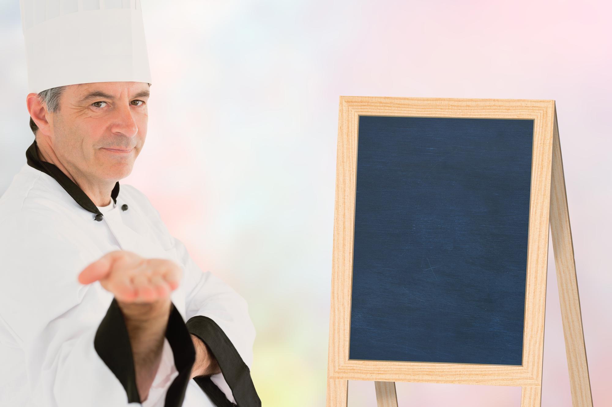 Drzwi do pracowni kulinarnej z tablicą ogłoszeń
